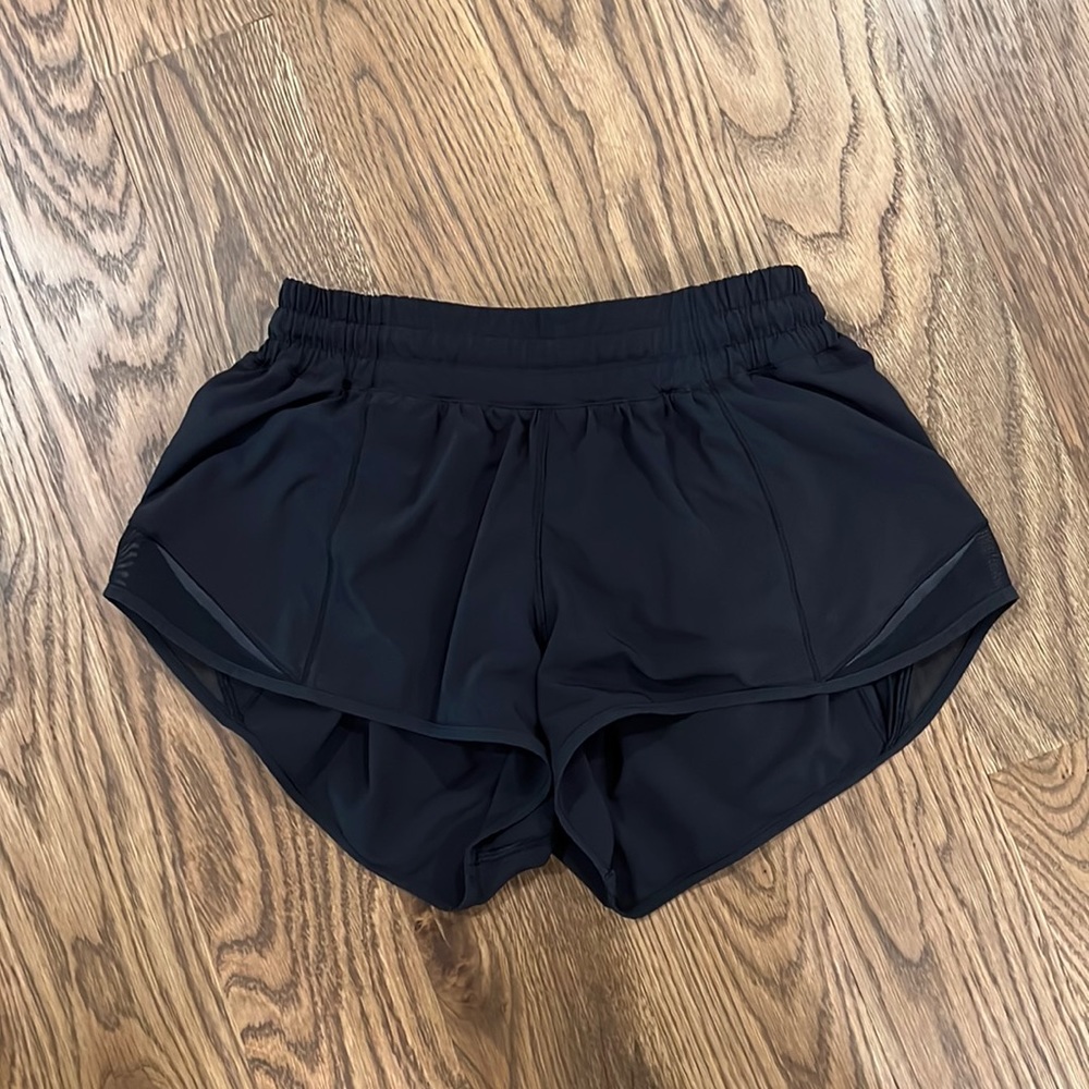 Lululemon black hotty hot 2.5 shorts
